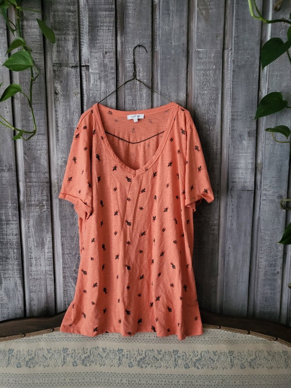 Cactus Print Orange V-Neck T-Shirt Size 1X Plus Size